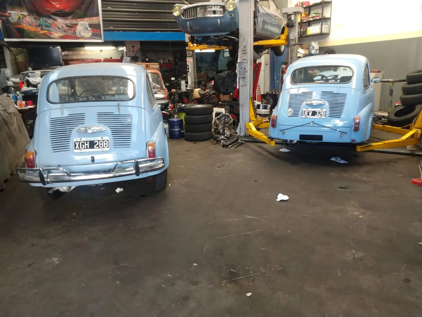 Autos clásicos en el taller