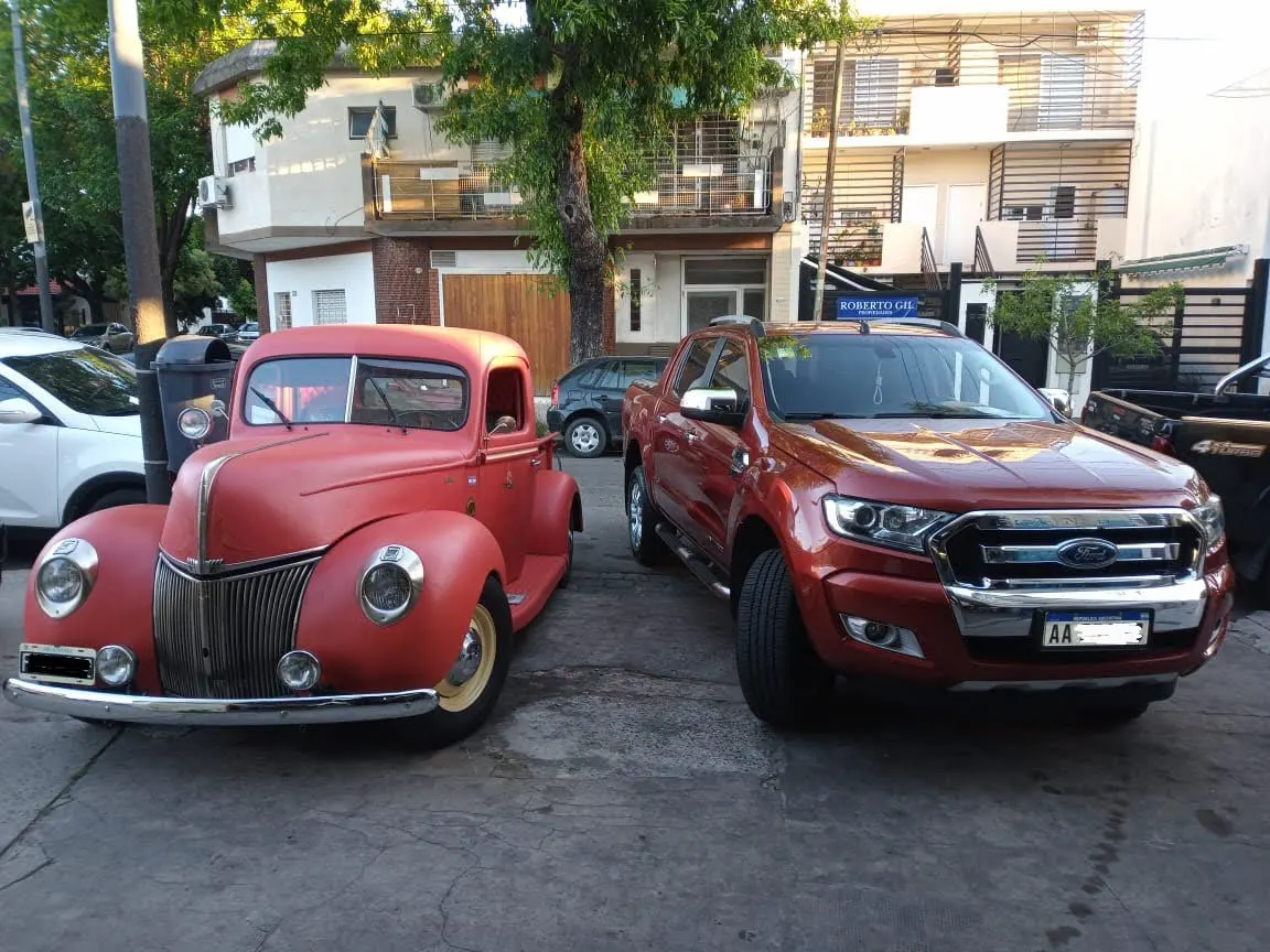 Camioneta clásica y Ford Ranger en Memu